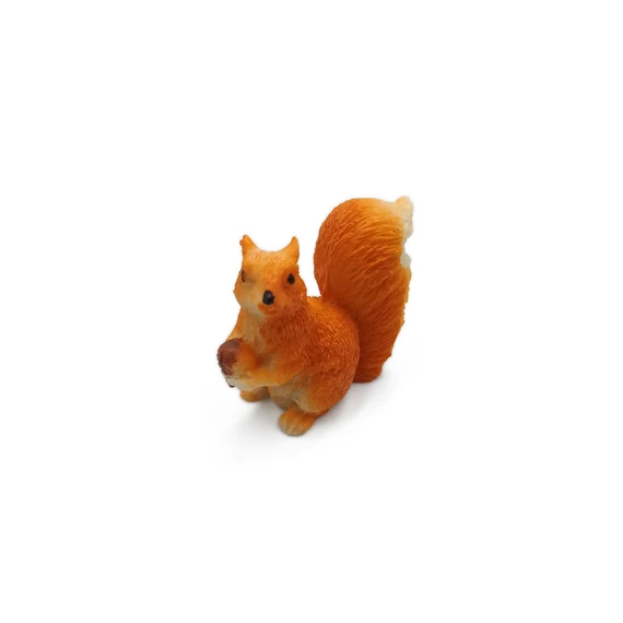 Vörös mókus figura makkal